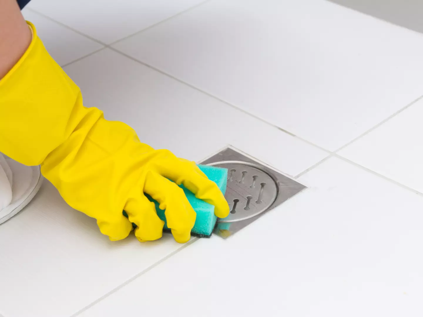 Scarico della doccia a pavimento intasato? Ecco il trucco rapido per sturarlo senza smontare nulla